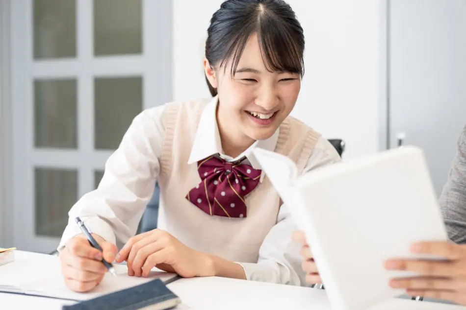 笑顔の女子中学生