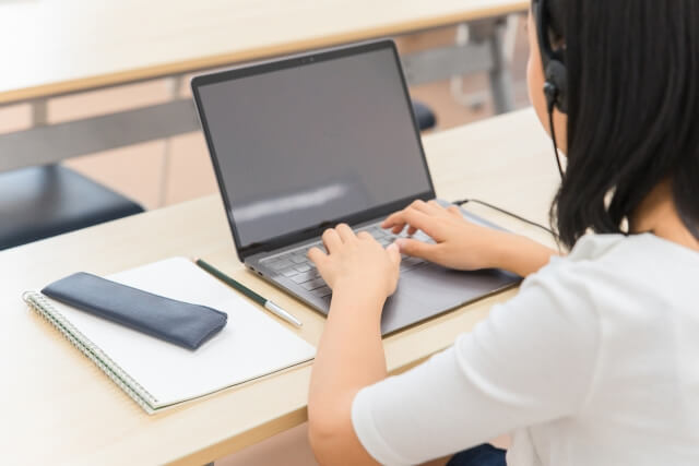 パソコンで勉強している女子生徒