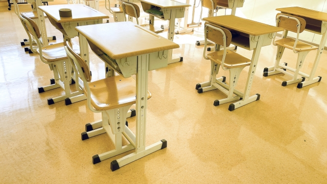 学校の教室にある机と椅子