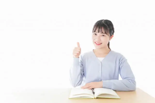 人差し指を立てる女子生徒