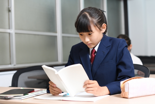 受験勉強する女子中学生