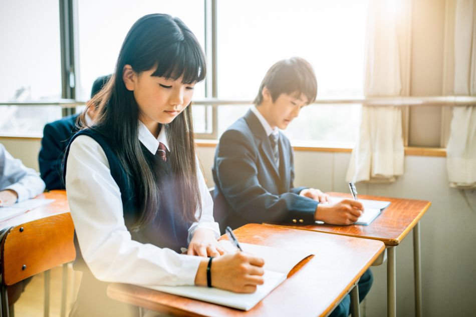 中学校で勉強する女子中学生