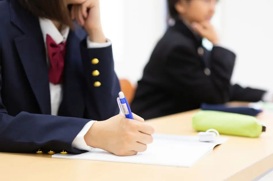 中高一貫校生の学習塾費の年間平均は中学32万8000円、高校37万5000円