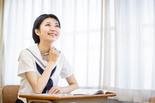 勉強する女子高生