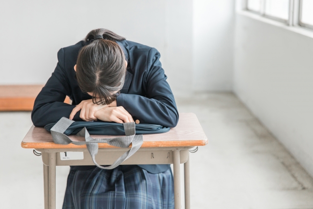 落ち込む女子中学生