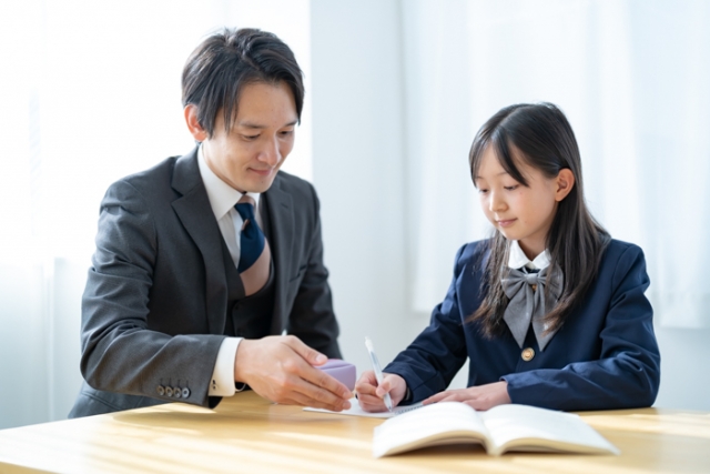 勉強する中学生と先生