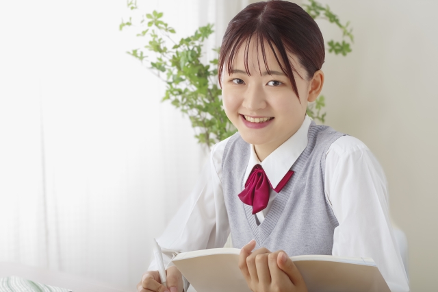 勉強する女子高生