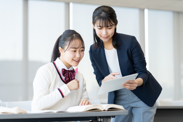 高校生に質問に答える先生