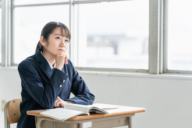 参考書を見て悩む女子高生
