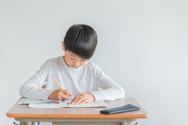 勉強する小学生