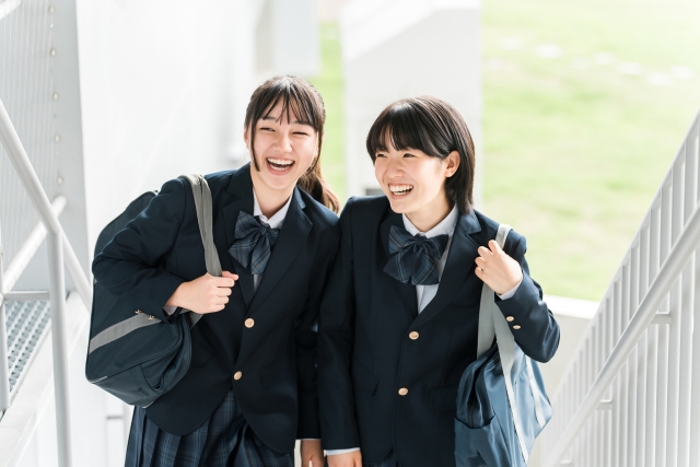 登校する中学生