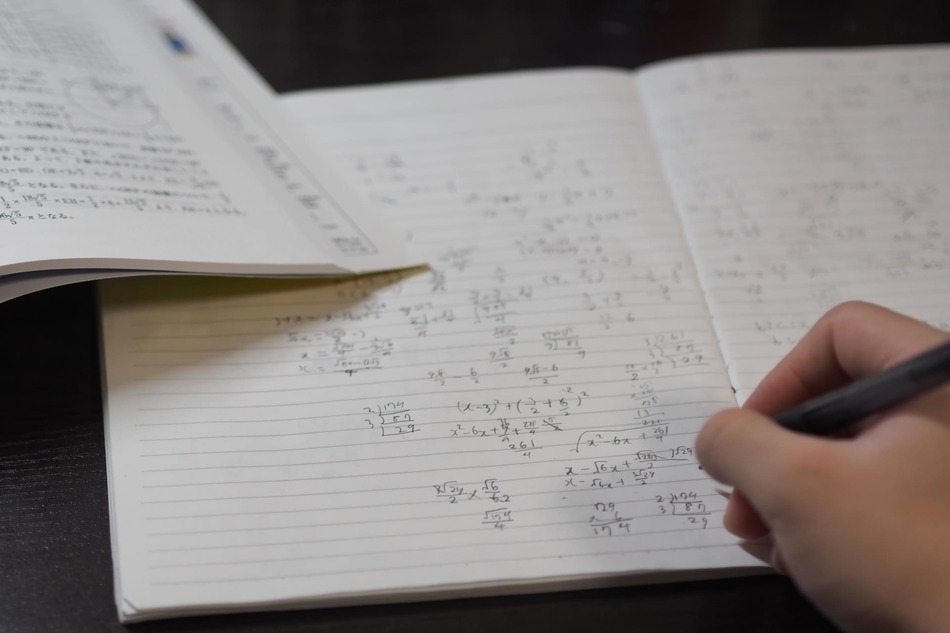 4STEPの問題集を解く中高一貫校生