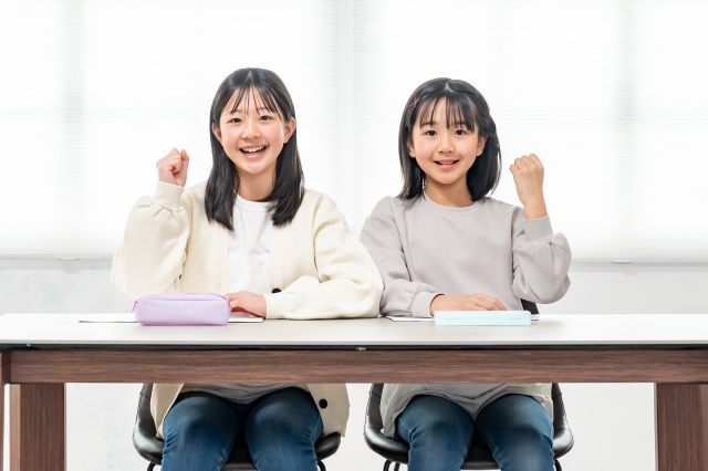 ポーズをとる小学生2人組