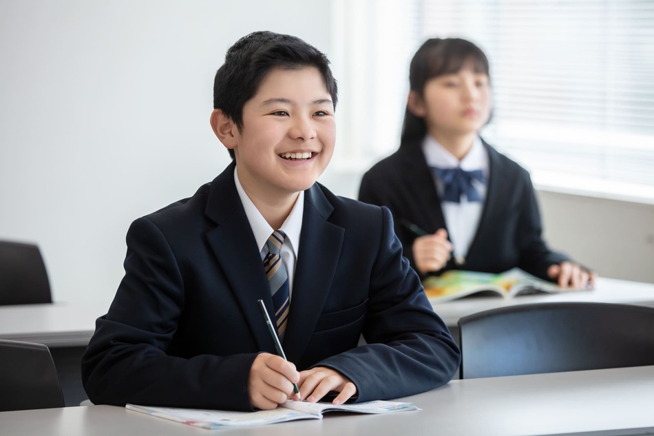 塾で勉強する中高一貫校生