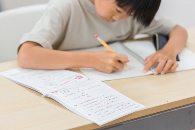 勉強する小学生