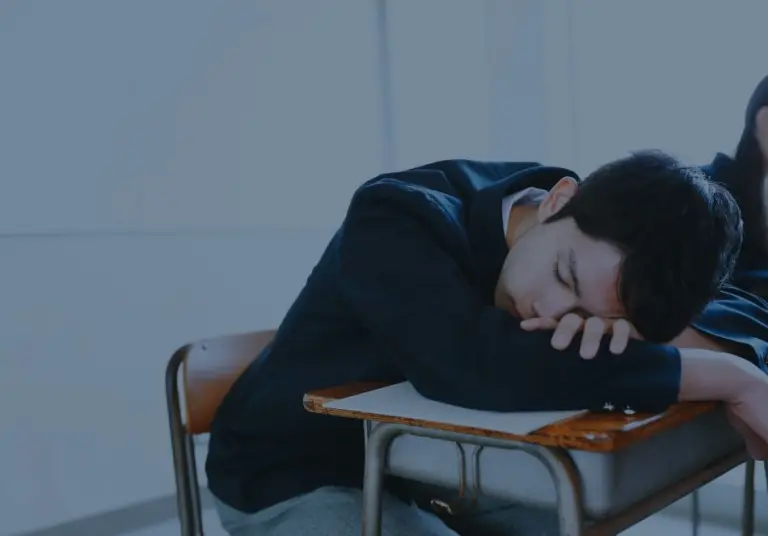 居眠りする中高一貫校生