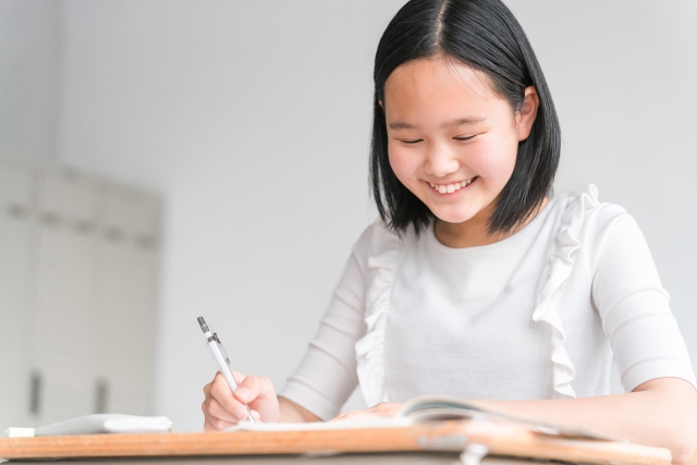 勉強する小学生