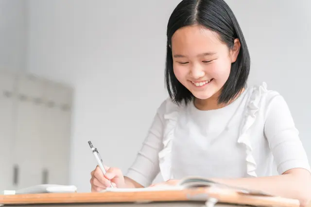 勉強する小学生