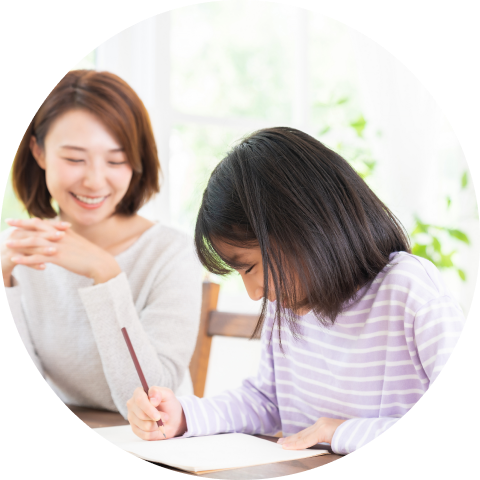 春休みも無理のない範囲で、中学校に向けて勉強を続ける子ども