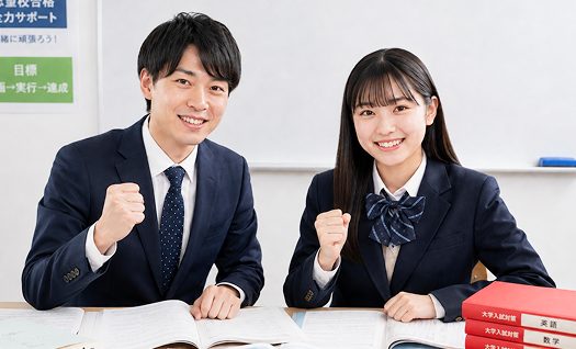 生徒たちの様子を見る講師