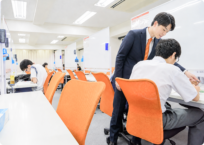 学校の教材を使って個別指導を行うWAYSの教室